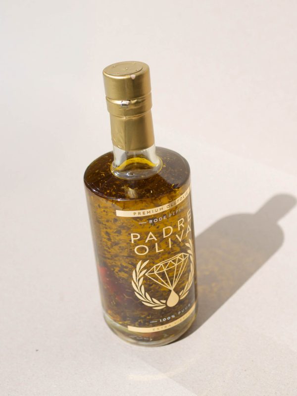 Premium extra viergeolijfolie, exclusieve olijfolie met rode peper smaak